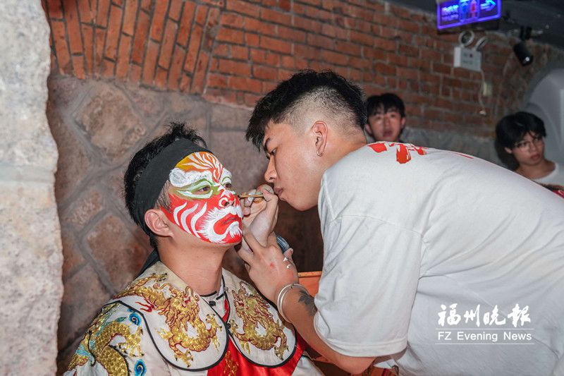 两岸青年共绘家将脸谱