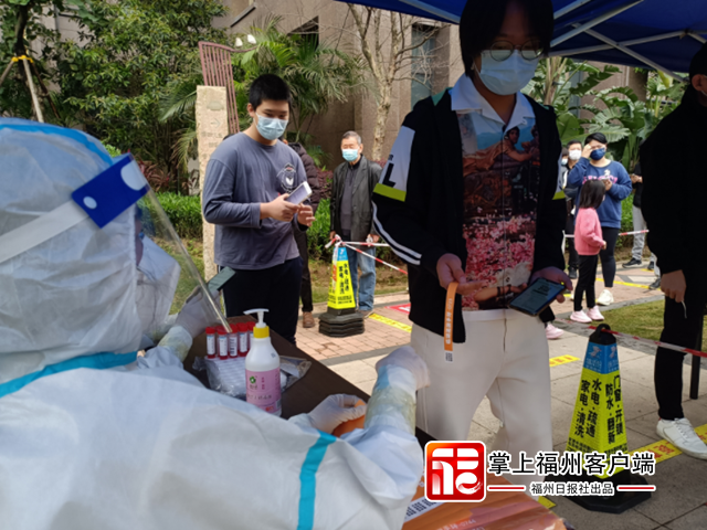 晋安核酸检测高效有序 台胞志愿者贴心服务暖人心