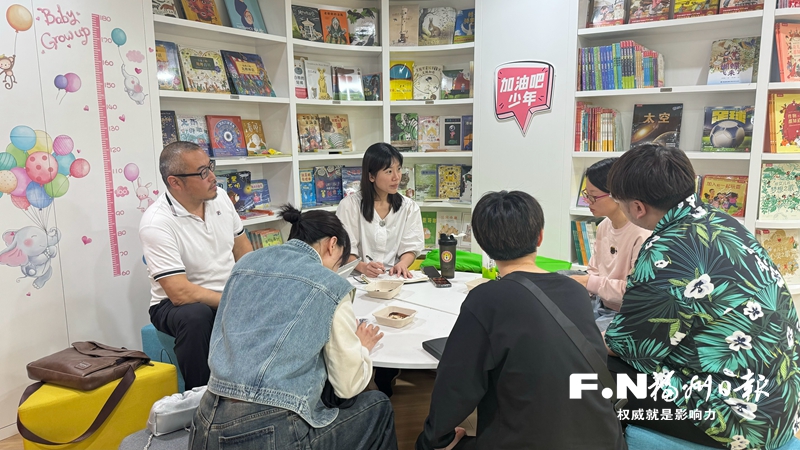 台湾“黑熊夫妻”的故事：从两个人到一群人，用绘本课程浸润童心