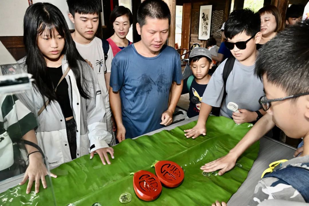 采风第二天，两岸青年弄“花”了件衣裳，品了顿“满汉全席”！