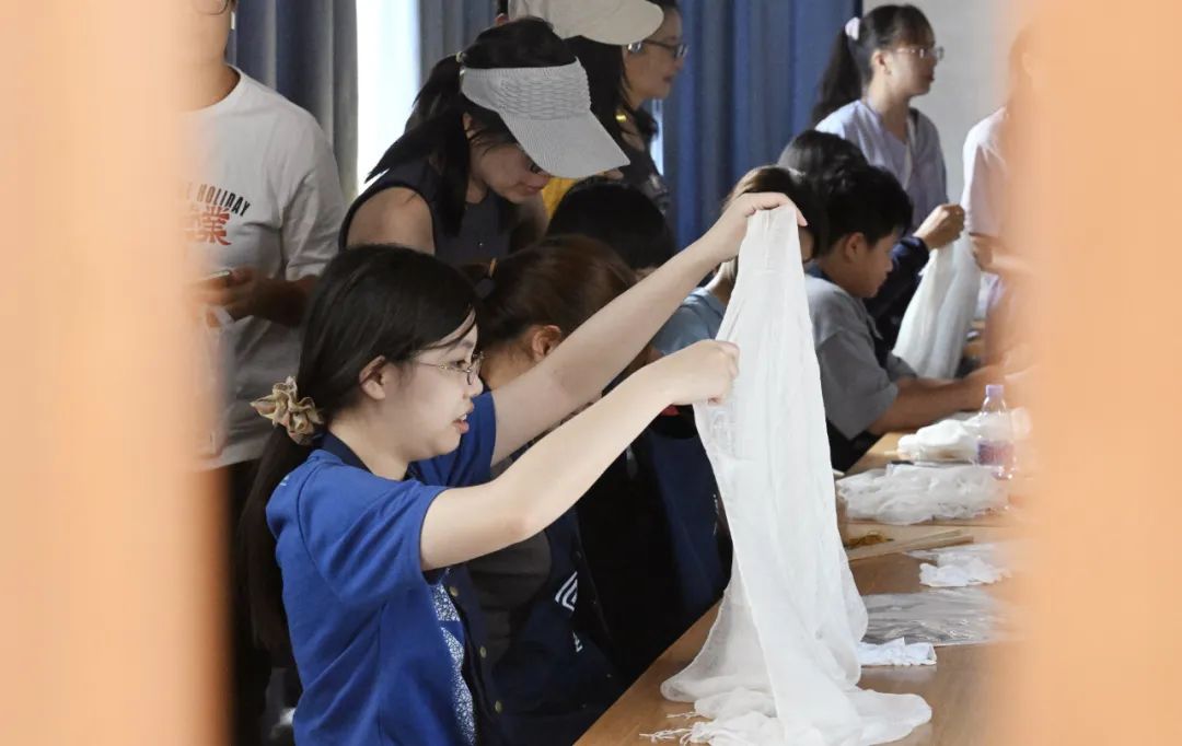 采风第二天，两岸青年弄“花”了件衣裳，品了顿“满汉全席”！