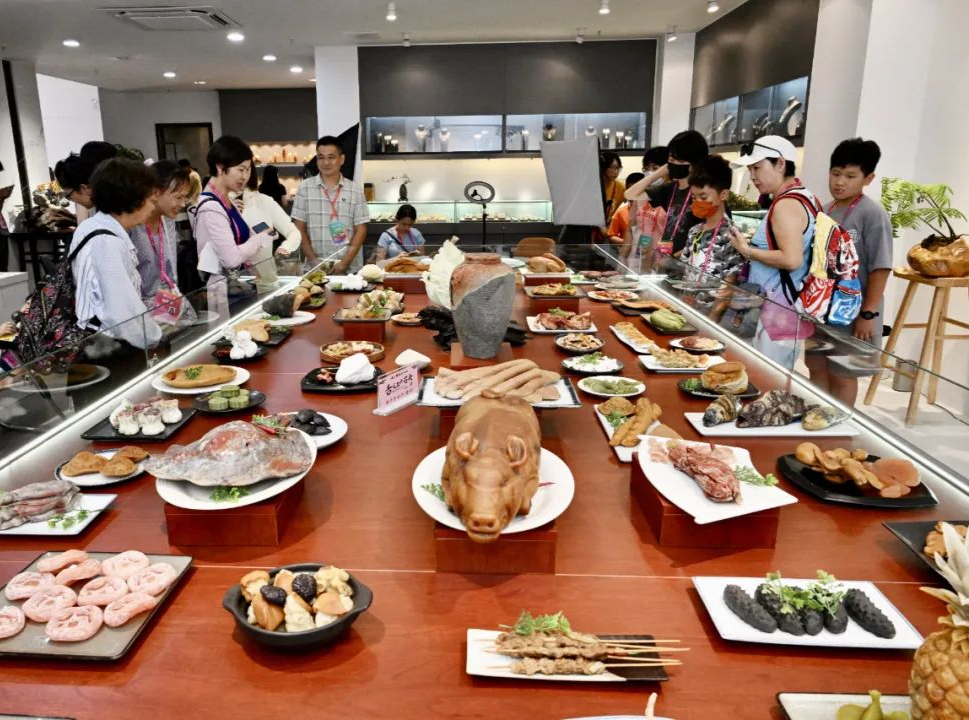 采风第二天，两岸青年弄“花”了件衣裳，品了顿“满汉全席”！