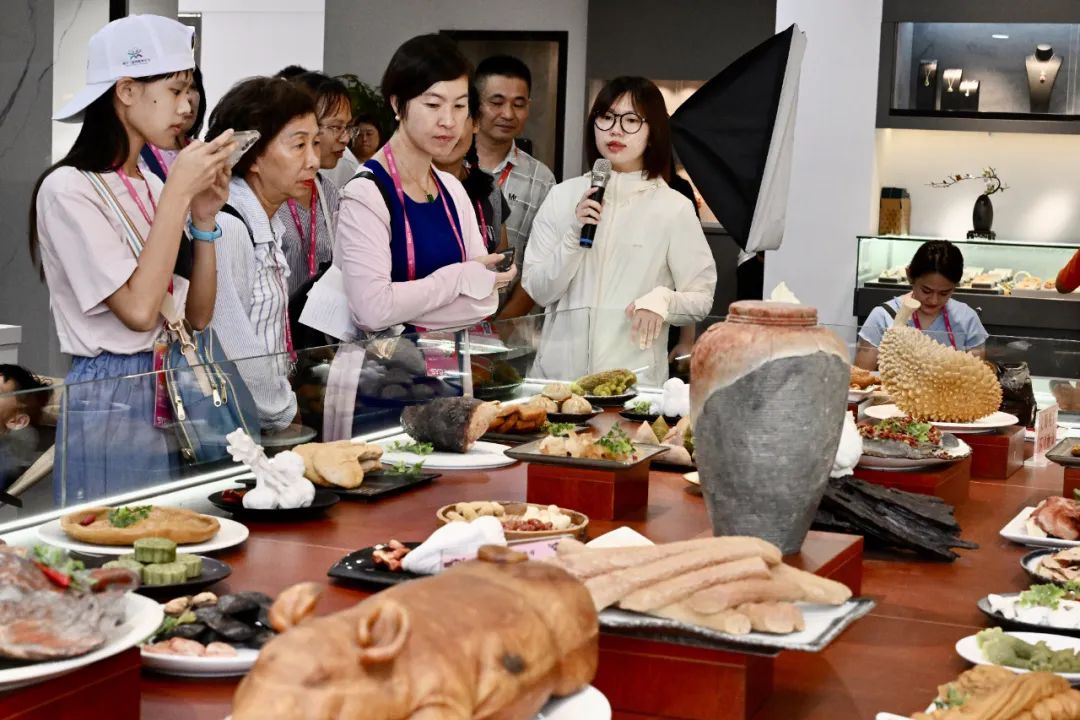 采风第二天，两岸青年弄“花”了件衣裳，品了顿“满汉全席”！