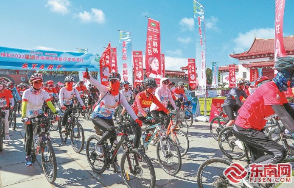 海峡两岸自行车骑手骑游湄洲岛