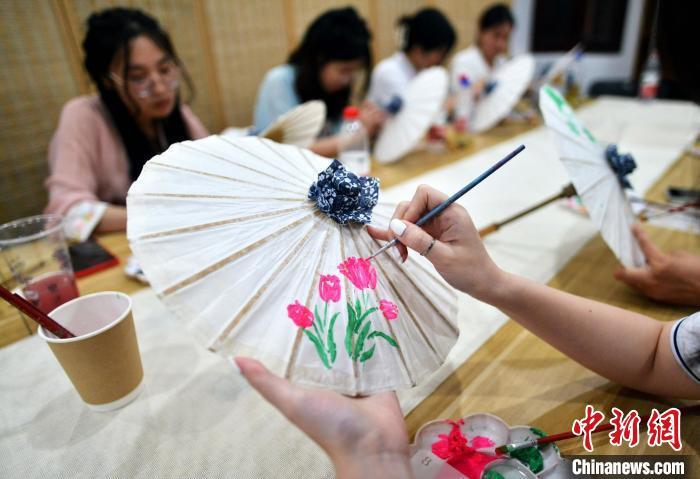 两岸学子闽都研学行：烟台山邂逅油纸伞