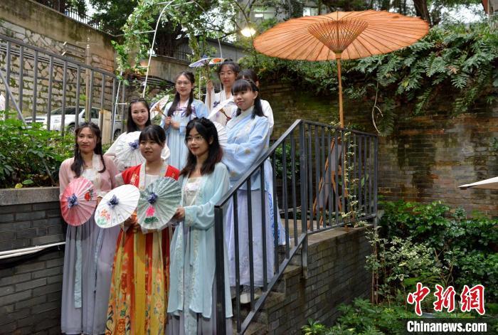 两岸学子闽都研学行：烟台山邂逅油纸伞