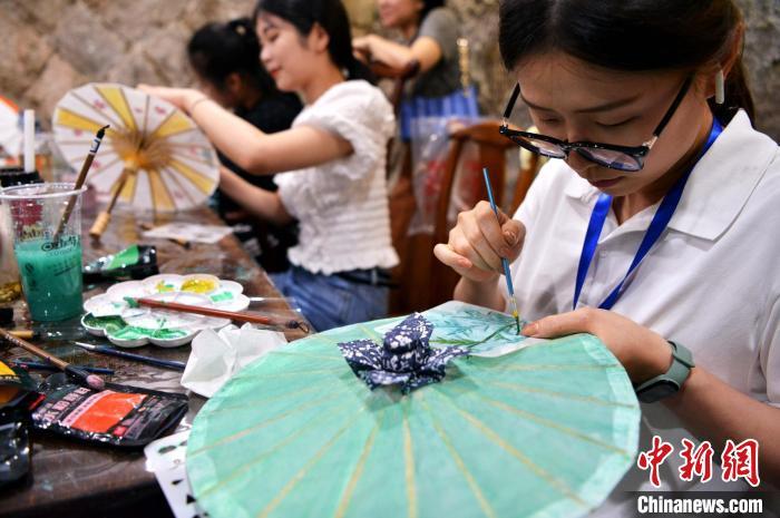 两岸学子闽都研学行：烟台山邂逅油纸伞
