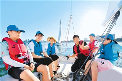 两岸青少年体验帆船驾驶