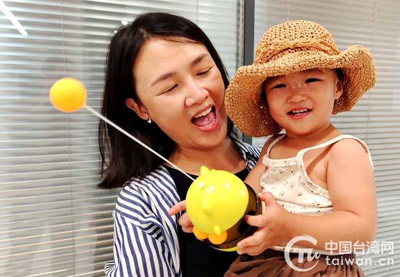 喜迎中秋话团圆 台胞手抱胖娃“回娘家”