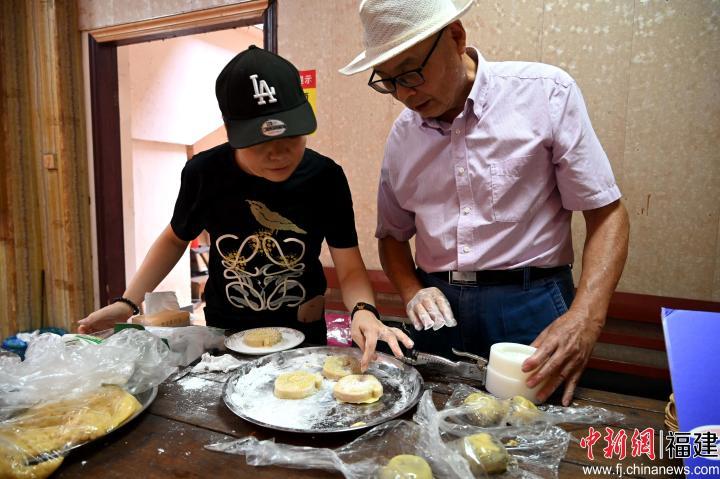 “情满中秋月 两岸一家亲”书画云端交流会在福州举行