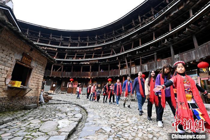台湾青年福建土楼过大年：年味浓且温馨