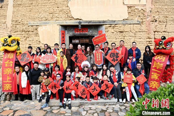 台湾青年福建土楼过大年：年味浓且温馨