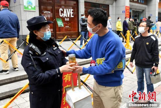 在榕台胞为抗疫一线人员送暖心饮品