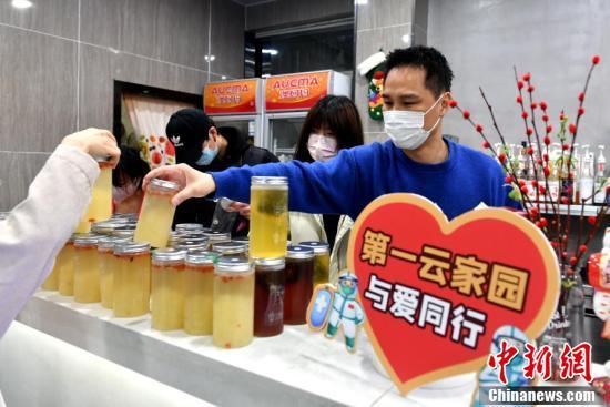 在榕台胞为抗疫一线人员送暖心饮品