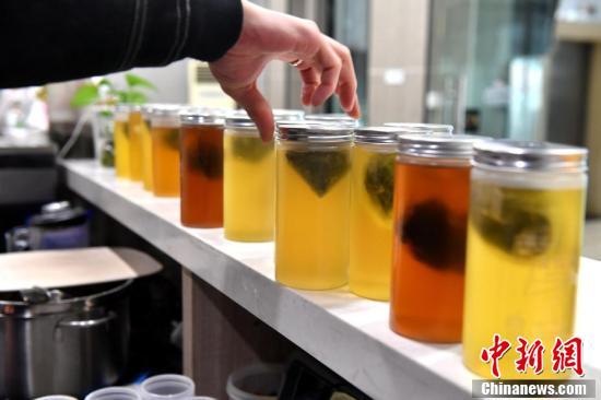 在榕台胞为抗疫一线人员送暖心饮品