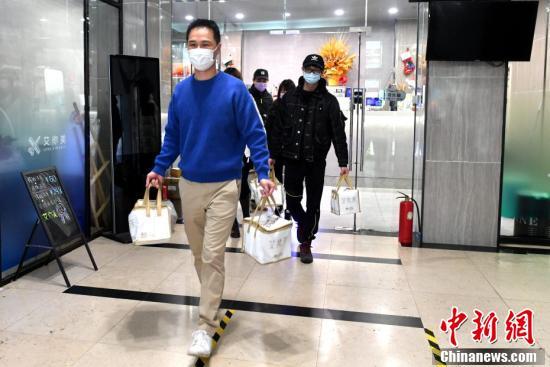 在榕台胞为抗疫一线人员送暖心饮品