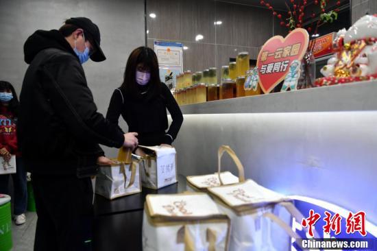 在榕台胞为抗疫一线人员送暖心饮品