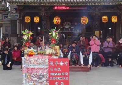 两岸民众在台南学甲慈济宫为马航失联班机祈福