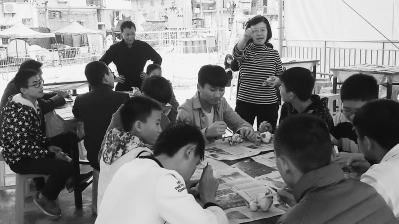 周芷如在进行水仙花雕艺教学。（资料图片）