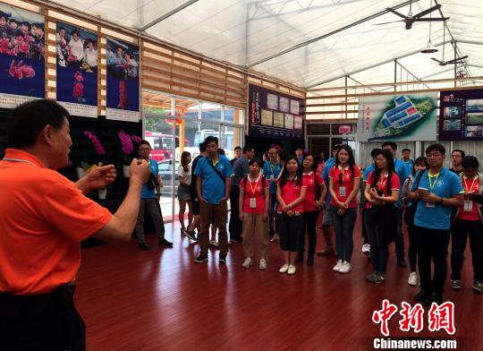 台湾青年参访台企钜宝生物科技。　何凌霄 摄