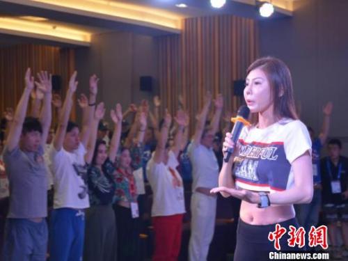 台湾导师苏子玹正在讲授《肢体开发》课程。刘昌烨 摄