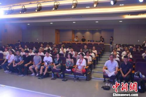 两岸青年就原创音乐共同交流、学习。刘昌烨 摄