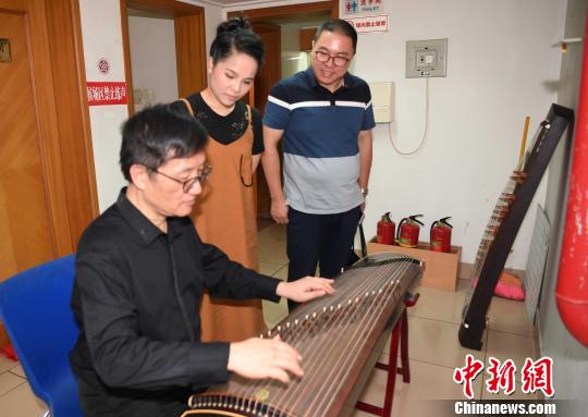 演出间隙，台湾中国文化大学艺术学院院长樊慰慈(左)与福州市传统文化促进会会长郑炜(右)等互动交流。　记者刘可耕 摄