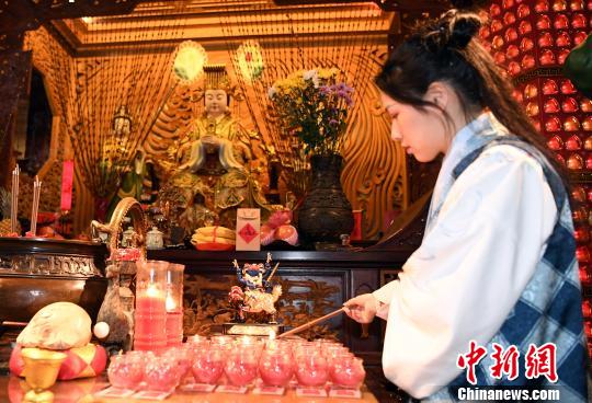 榕台青年迎新祈福千灯会在福州举行