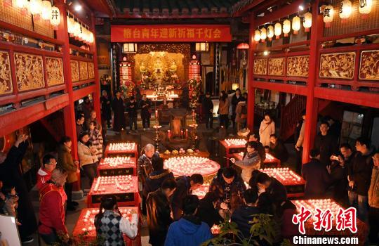 榕台青年迎新祈福千灯会在福州举行