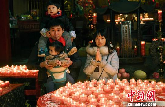 榕台青年迎新祈福千灯会在福州举行