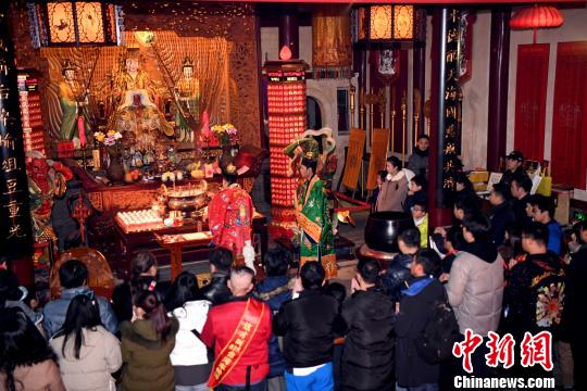 榕台青年迎新祈福千灯会在福州举行
